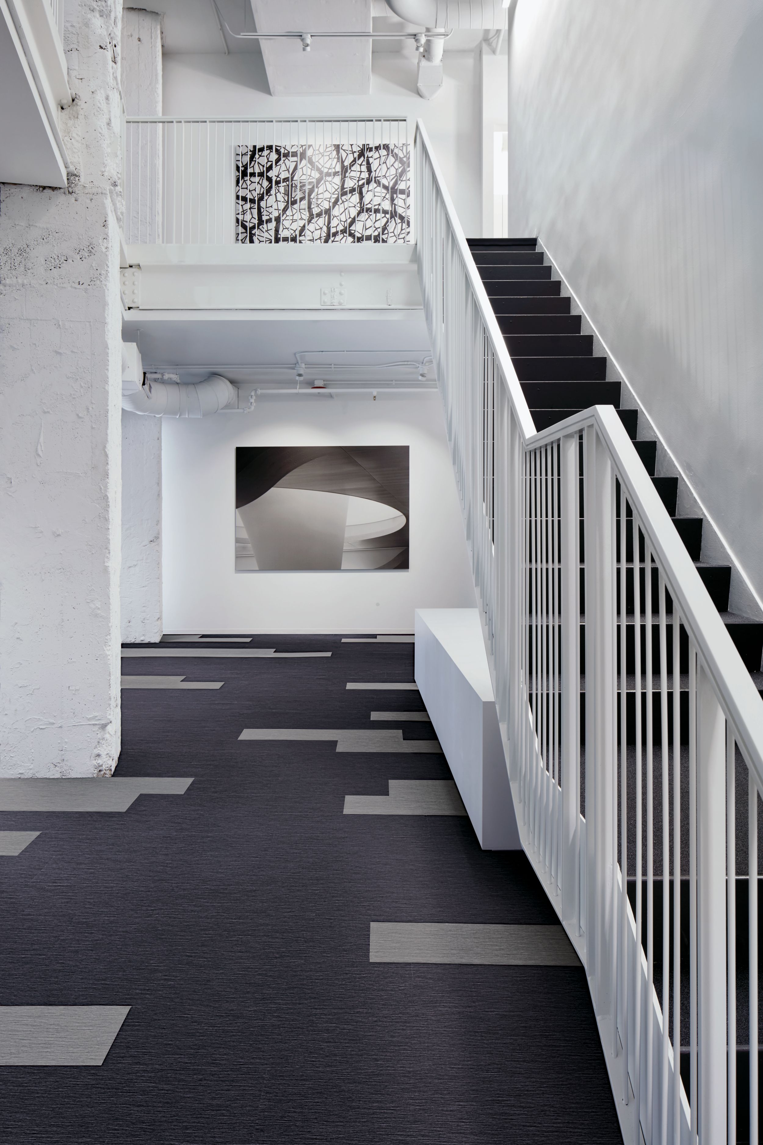 Interface Brushed Lines LVT in building with stairwell numéro d’image 7